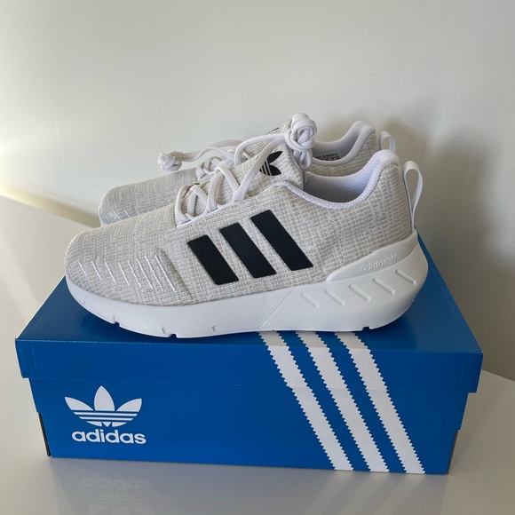 NIB Kids Adidas Originals Swift Run 22 Sneakers White Black Size 3 Little Kid - Picture 3 of 7